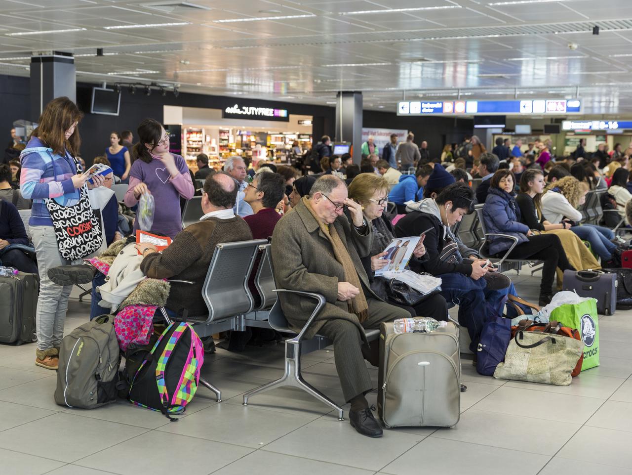 10-most-annoying-people-you-meet-in-airports-escape