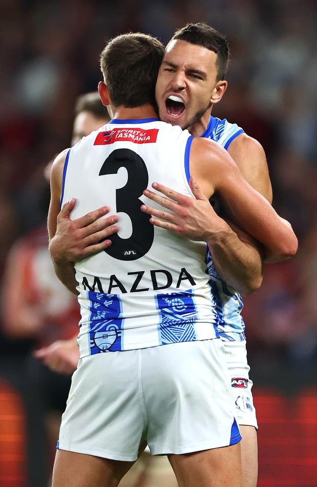 North Melbourne vice-captain Harry Sheezel (No. 3) has backed Luke Davies-Uniacke (facing) to re-sign if the Roos pile on some early wins. Picture: Quinn Rooney/Getty Images)