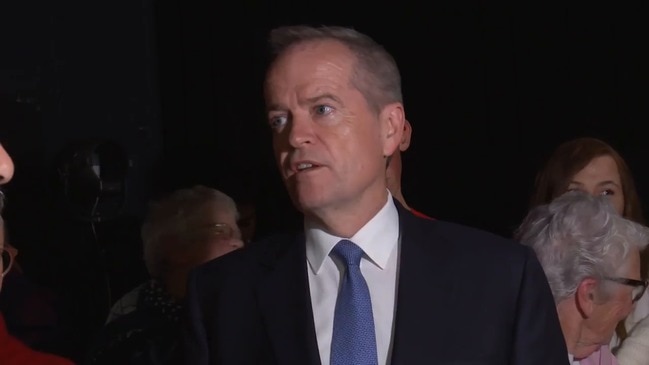 Bill Shorten shouts a round at a Tassie pub