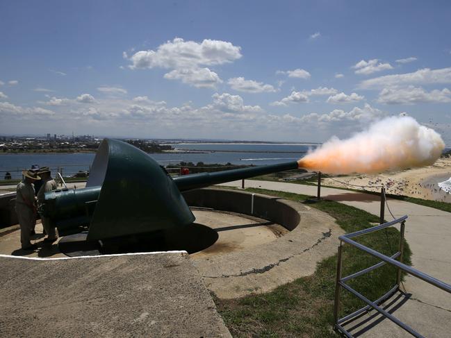 Firing the guns Fort Scratchley. Picture: AAP