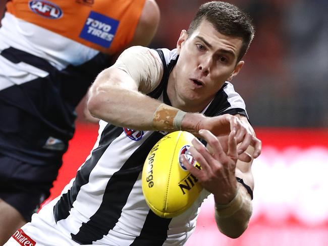 SYDNEY, AUSTRALIA - JUNE 26: Mason Cox of the Magpies gathers the ball during the round 4 AFL match between Greater Western Sydney Giants and Collingwood Magpies at GIANTS Stadium on June 26, 2020 in Sydney, Australia. (Photo by Ryan Pierse/Getty Images)