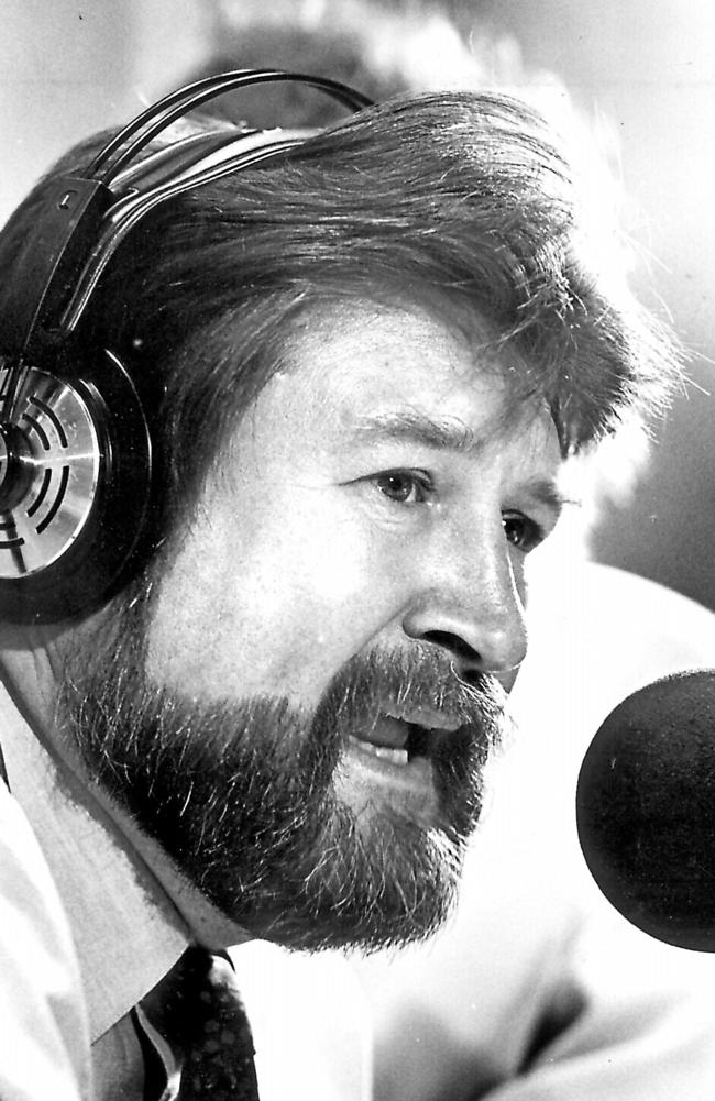 Derryn Hinch talks to media at radio 3AW after his release from prison in 1987.