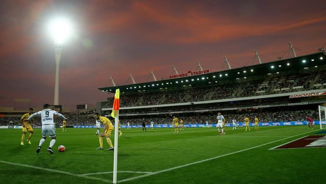 Melbourne Victory take on the Central Coast Mariners at Geelong’s Simonds Stadium.