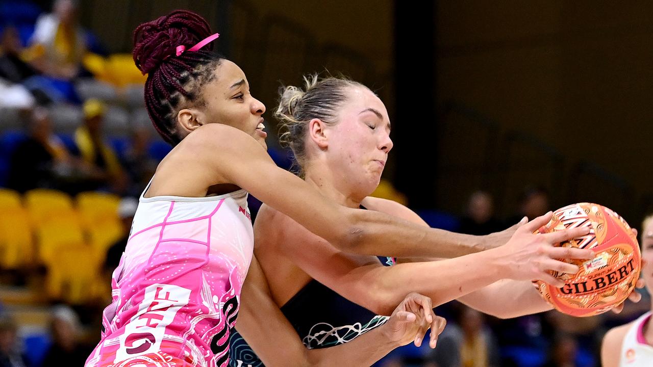 Hannah Mundy of the Vixens and Shamera Sterling of the Thunderbirds challenge for the ball. Picture: Getty Images