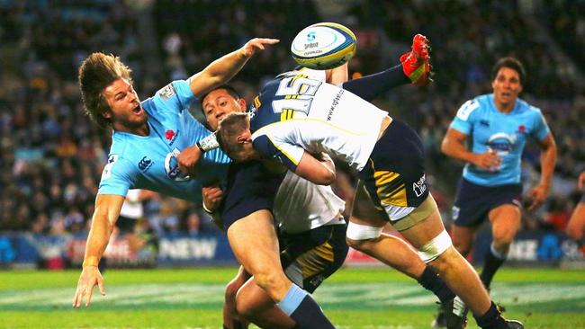 SYDNEY, AUSTRALIA - JUNE 28: Rob Horne of the Waratahs offloads in a tackle during the round 17 Super Rugby match between the Waratahs and the Brumbies at ANZ Stadium on June 28, 2014 in Sydney, Australia. (Photo by Mark Nolan/Getty Images)