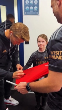 Arsenal Players Snub Young Fan