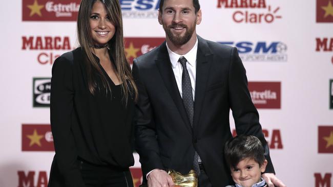 FC Barcelona's Lionel Messi poses with his wife Antonella Roccuzzo and their son.