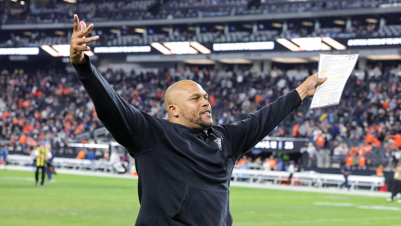 LAS VEGAS, NEVADA - JANUARY 07: Interim head coach Antonio Pierce of the Las Vegas Raiders gestures to fans as he runs off the field after the team's 27-14 victory over the Denver Broncos at Allegiant Stadium on January 07, 2024 in Las Vegas, Nevada. Ethan Miller/Getty Images/AFP (Photo by Ethan Miller / GETTY IMAGES NORTH AMERICA / Getty Images via AFP)