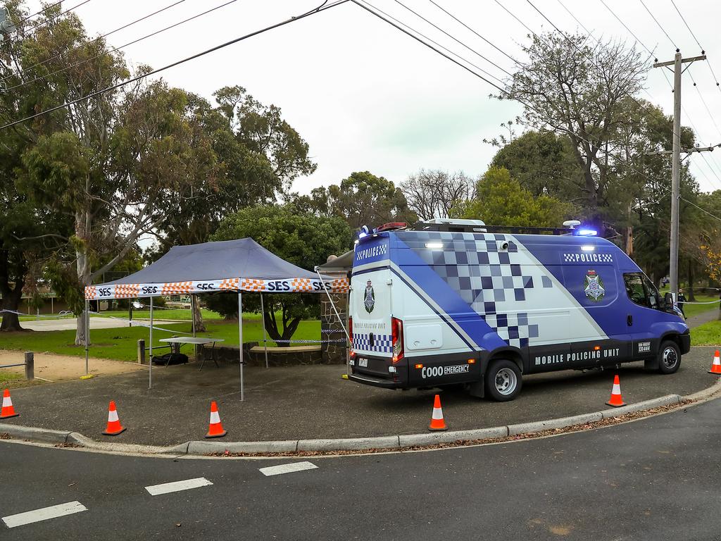 Police shoot woman in Thornbury | Herald Sun