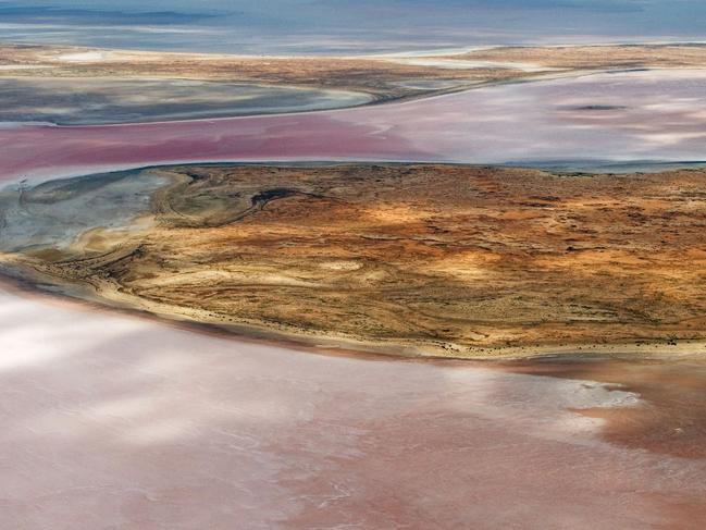 CXW2F3 Aerial of the rare pinkish water in flooded Lake Eyre.Photo - AlamyEscape 5 Aug 2023