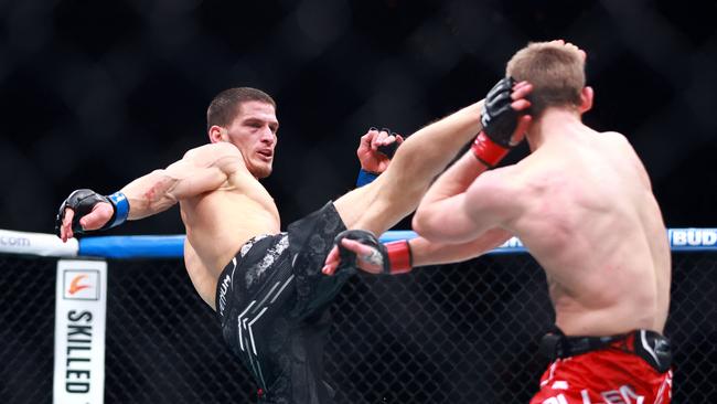 Movsar Evloev (left) has improved his record to a perfect 18-0. (Photo by Vaughn Ridley / GETTY IMAGES NORTH AMERICA / Getty Images via AFP)