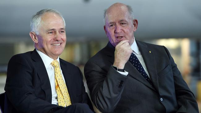 Governor-General of Australia Peter Cosgrove (R) talks to Prime Minister Malcolm Turnbull during a ceremony to welcome home Australian members from the Rio olympic in Sydney on August 24, 2016. Australia set aside squabbles over under-performing athletes to welcome home the Rio games team as heroes. / AFP PHOTO / SAEED KHAN