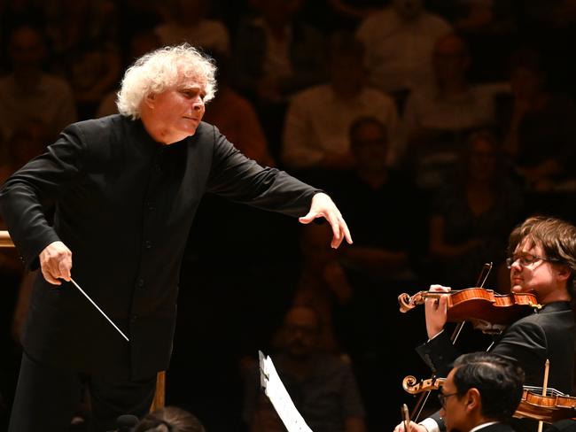 The LSO conducted by Sir Simon Rattle (Imogen Cooper: piano) perform Joseph Haydn Symphony No 86, Wolfgang Amadeus Mozart Piano Concerto No 18George Gershwin Cuban Overture, John Adams I Still Dance and George Gershwin An American in Paris in the Barbican Hall on Friday, 12 June 2022. Photo by Mark Allan