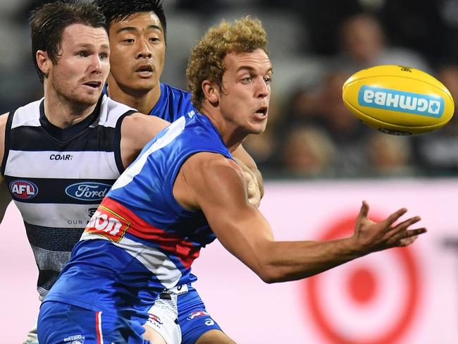 Mitch Wallis of the Bulldogs (right) is seen in action during the Round 9 AFL match between the Geelong Cats and the Western Bulldogs at Simonds Stadium in Geelong, Friday, May 19, 2017. (AAP Image/Julian Smith) NO ARCHIVING, EDITORIAL USE ONLY