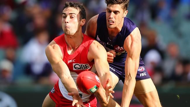 Xavier Richards outmarks Fremantle’s Garrick Ibbotson.