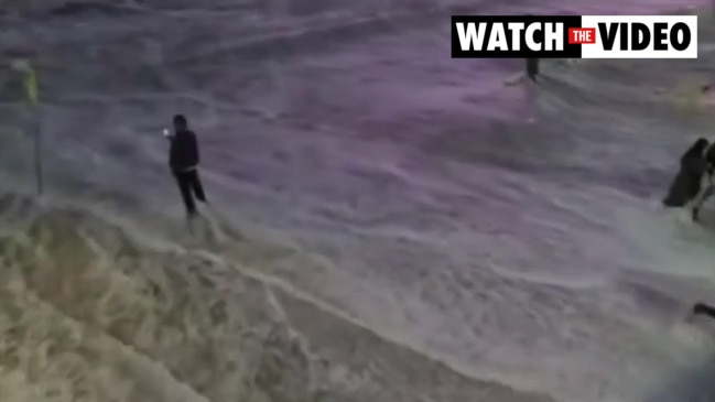 Massive wave forces Bondi locals to flee (9News)