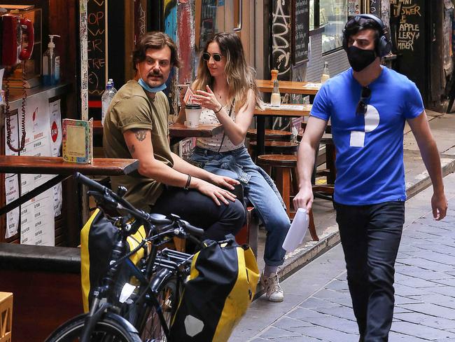 MELBOURNE, AUSTRALIA - NewsWire Photos NOVEMBER 2 , 2020 :The city of Melbourne begins to open up again after a harsh lockdown due to a second wave of coronavirus. Cafe culture is back in Degraves St. Picture : NCA NewsWire / Ian Currie