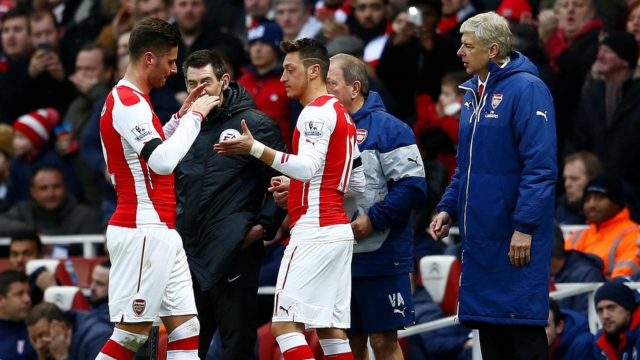 Thierry Henry of Arsenal takes his shirt off in disgust at the result  News Photo - Getty Images