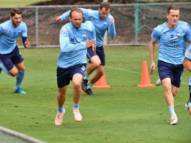 Sydney FC player Siem de Jong (centre) is seen during a team training session in Sydney, Thursday, November 29, 2018. (AAP Image/Brendan Esposito) NO ARCHIVING