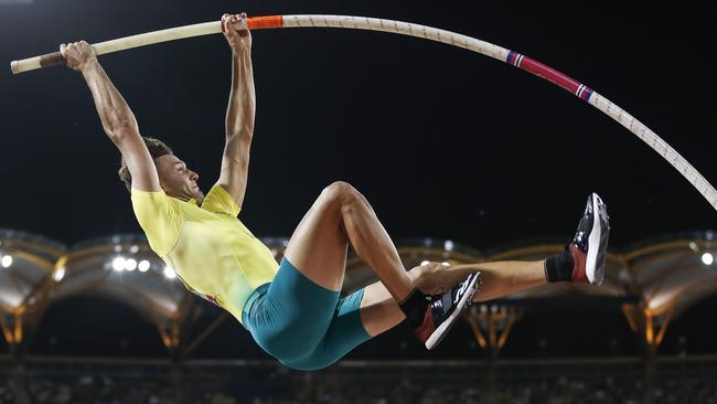 TOPSHOT - Australia’s Kurtis Marschall competes in the athletics men's pole vault final during the 2018 Gold Coast Commonwealth Games at the Carrara Stadium on the Gold Coast on April 12, 2018. / AFP PHOTO / Adrian DENNIS