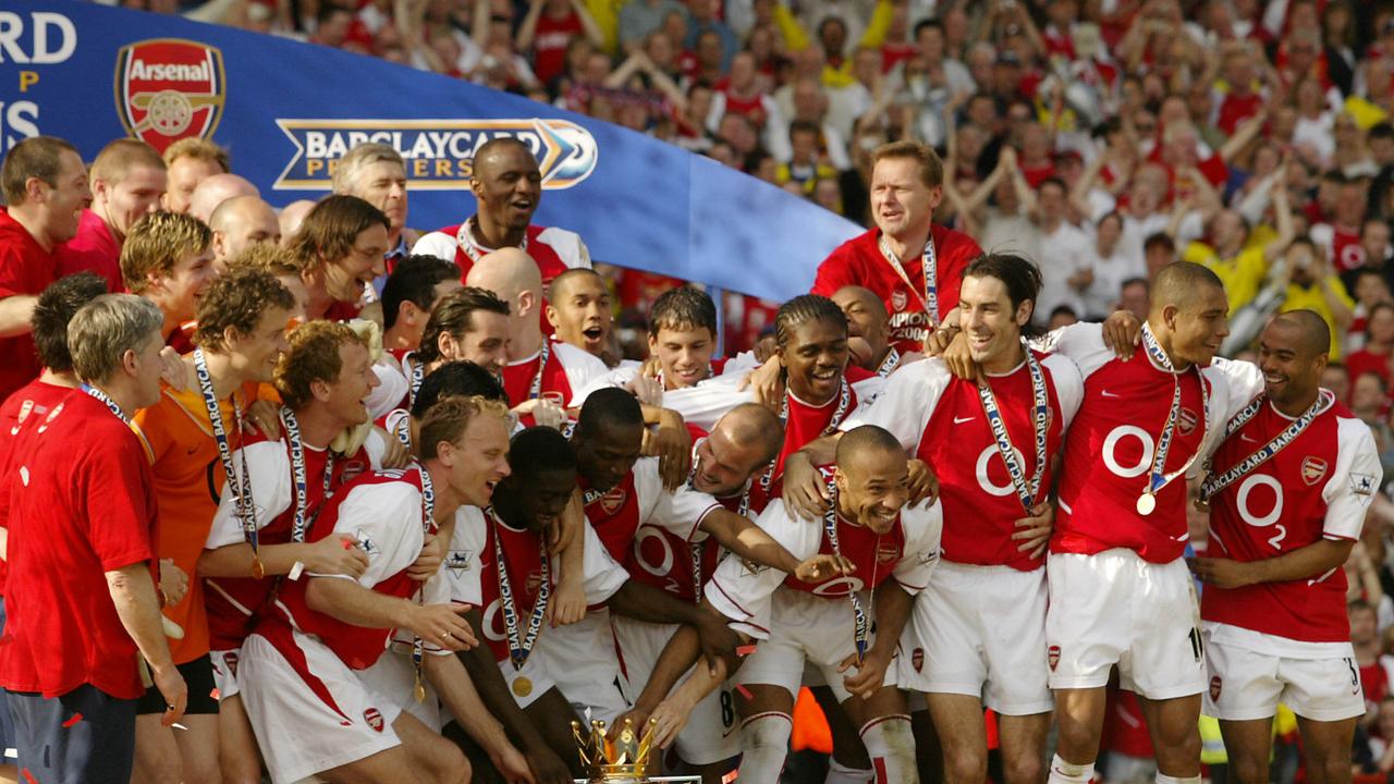Arsenal team posing with trophy after winning Premiership title and undefeated season. /Soccer/Overseas