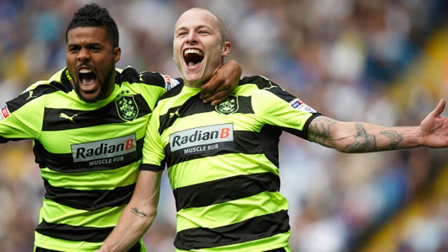 Aaron Mooy (R).