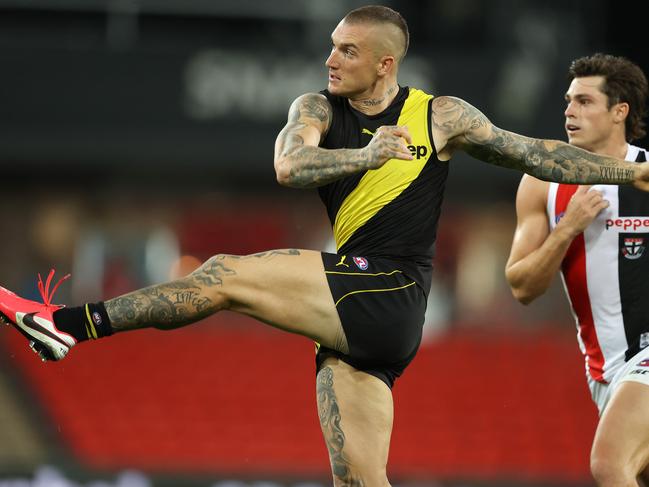 AFL. 2nd Semi Final . 09/10/2010.  Richmond vs St Kilda at Metricon Stadium, Gold Coast.    Dustin Martin of the Tigers kicks long inside 50   . Pic: Michael Klein