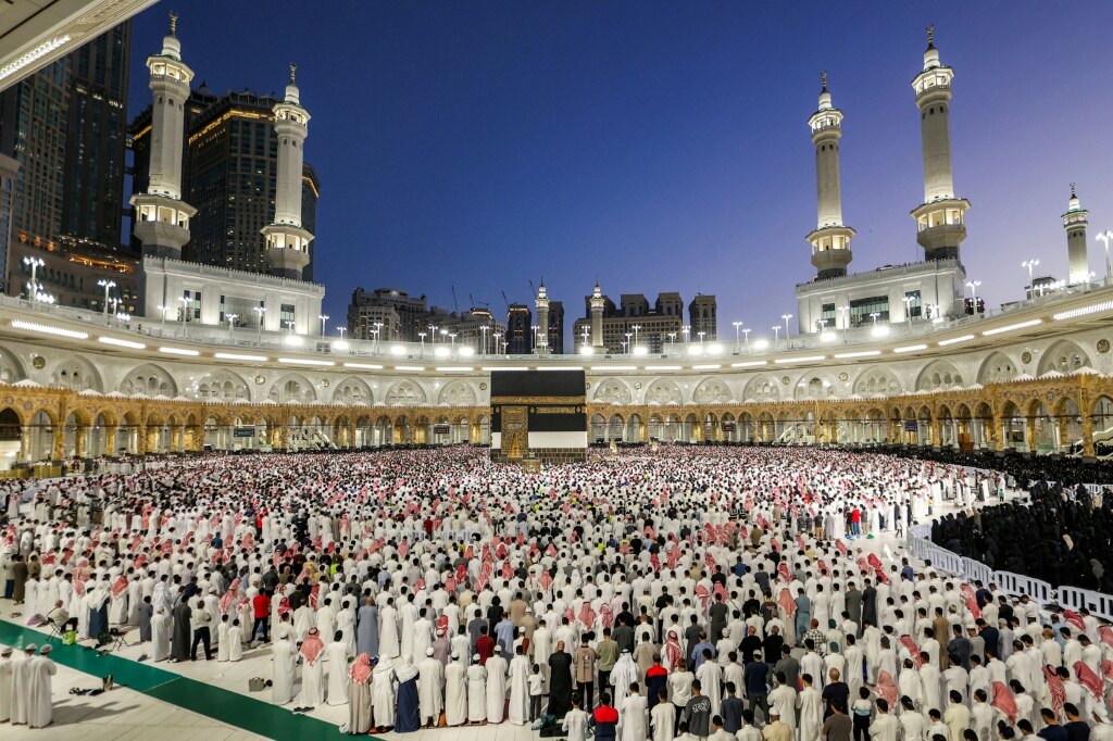 Muslim pilgrims ‘stone the devil’ as hajj concludes in Saudi