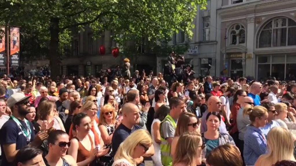 Manchester Memorial Crowd Spontaneously Sings Oasis Hit 'Don't Look Back in Anger' 