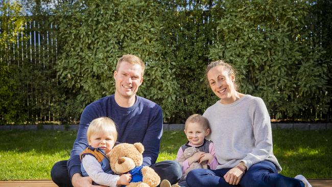 Eleanor Oakley, 4, (centre) with her parents Rob and Jacqui and 1 year old brother George. Young Eleanor Oakley who is receiving treatment for stage four high risk neuroblastoma, has returned from treatment in US. The family had to flee the US as coronavirus situation worsened and finish treatment in Melbourne. Picture: RICHARD JUPE