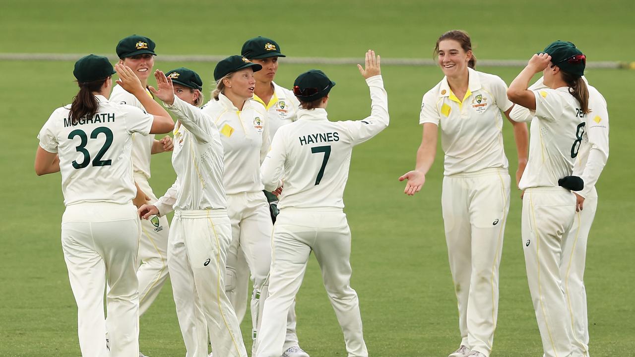 Annabel Sutherland of Australia celebrates with her teammates. Photo by Mark Kolbe/Getty Images