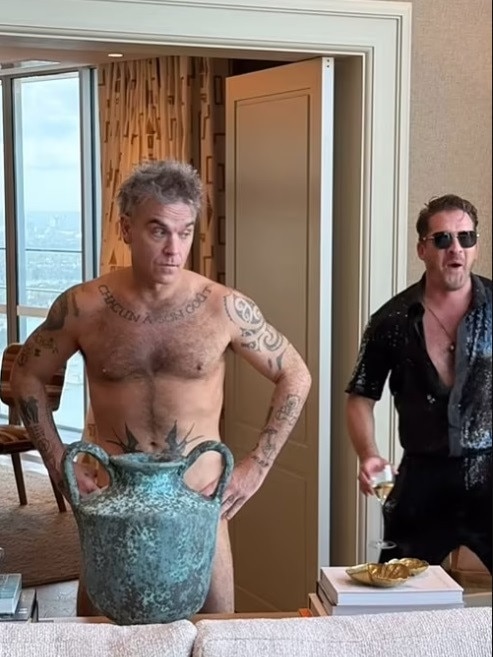 Robbie Williams stripped naked in his hotel room. Picture: Instagram.