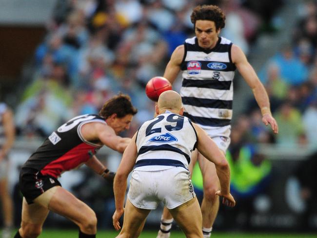 Matthew Scarlett chip kicks the ball to Gary Ablett which set up the winning goal for Geelong.