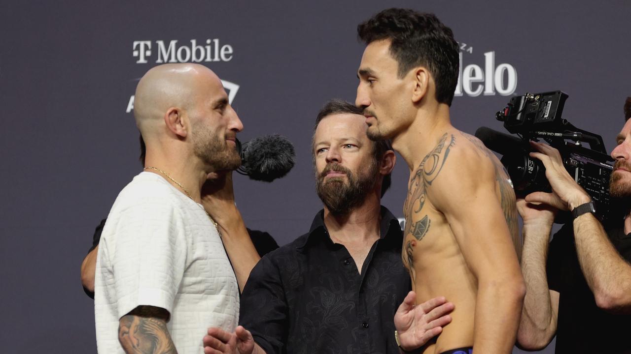 LAS VEGAS, NEVADA - JUNE 30: Opponents Alexander Volkanovski of Australia and Max Holloway face off during the UFC 276 press conference at T-Mobile Arena on June 30, 2022 in Las Vegas, Nevada. Carmen Mandato/Getty Images/AFP == FOR NEWSPAPERS, INTERNET, TELCOS &amp; TELEVISION USE ONLY ==