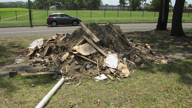 Asbestos dumped at Mackenzie Blvd Seven Hills, near Hills Sports High School.