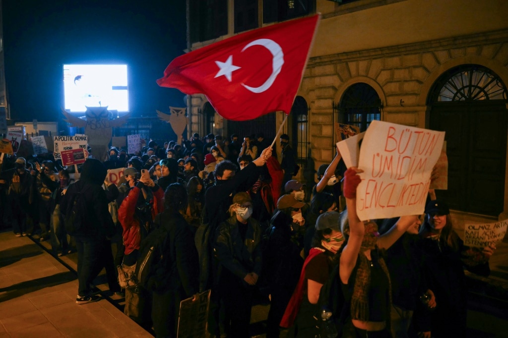 Istanbul court jails 7 journalists as protesters fill streets