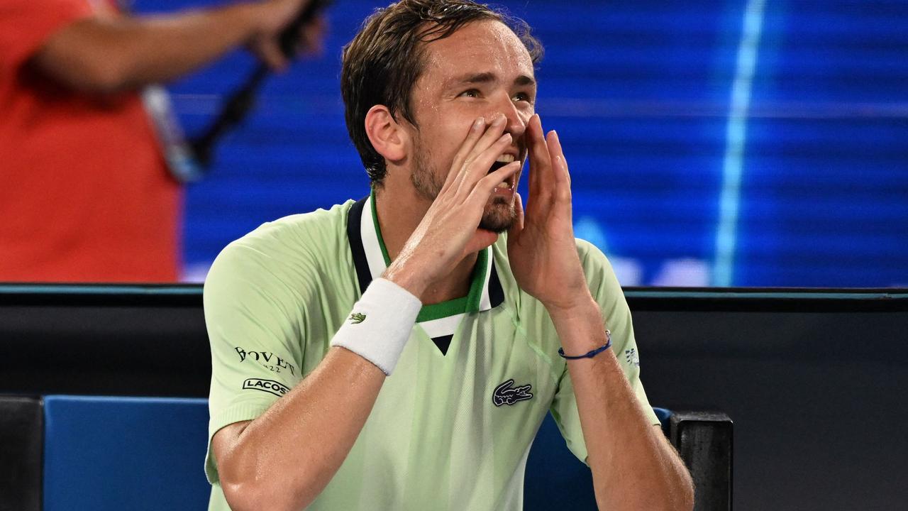 TOPSHOT - Russia's Daniil Medvedev argues with the umpire during his men's singles semi-final match against Greece's Stefanos Tsitsipas on day twelve of the Australian Open tennis tournament in Melbourne on January 28, 2022. (Photo by MICHAEL ERREY / AFP) / -- IMAGE RESTRICTED TO EDITORIAL USE - STRICTLY NO COMMERCIAL USE --