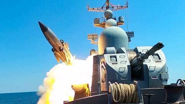 This grab taken from a handout footage released by the Russian Defence Ministry on July 21, 2023 shows a Russian Black Sea Fleet warship firing a cruise missile during drills in the Black Sea. (Photo by Handout / Russian Defence Ministry / AFP) / RESTRICTED TO EDITORIAL USE - MANDATORY CREDIT 