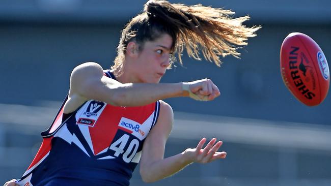 Lauren Pearce in action for Darebin Falcons. Picture: Andy Brownbill