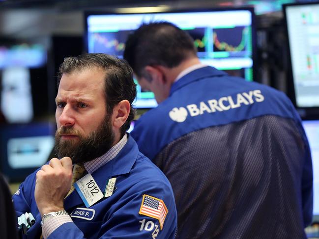 NEW YORK, NY - NOVEMBER 23: Traders work on the floor of the New York Stock Exchange on November 23, 2015 in New York City. Following a week of strong gains on Wall Street, markets were down in morning trading. Spencer Platt/Getty Images/AFP == FOR NEWSPAPERS, INTERNET, TELCOS & TELEVISION USE ONLY ==