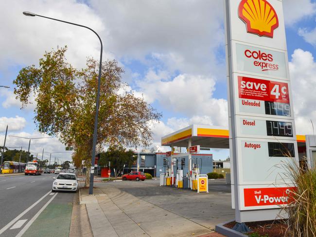 Fuel prices north of Adelaide, Friday, July 13, 2018. Shell service station Port Rd, Thebarton at 1pm. (AAP Image/ Brenton Edwards)