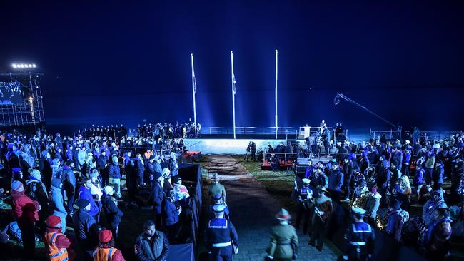 Anzac soldiers arrive for the dawn service marking Anzac Day in Gallipoli on April 25, 2017, to mark the 102st anniversary of the ill-fated Gallipoli campaign in World War I.  Turkey and former World War I Commonwealth foes of the Ottoman Empire joined together to honour the tens of thousands killed at the Battle of Gallipoli 101 years ago in one of the most futile yet emblematic campaigns of the conflict.AFP PHOTO/OZAN KOSE / AFP PHOTO / OZAN KOSE