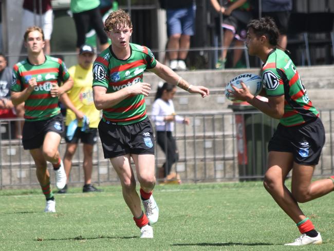 Darcy Feltham passes to Robert Simms. Picture: Sean Teuma