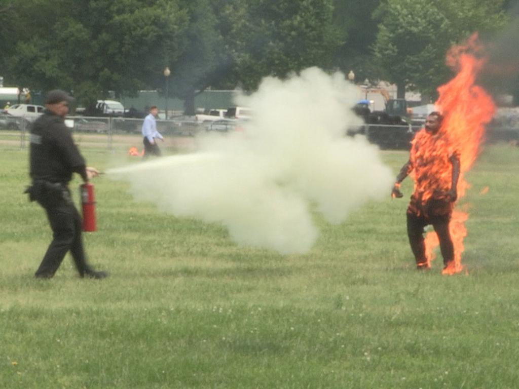 Man sets himself on fire outside the White House Herald Sun
