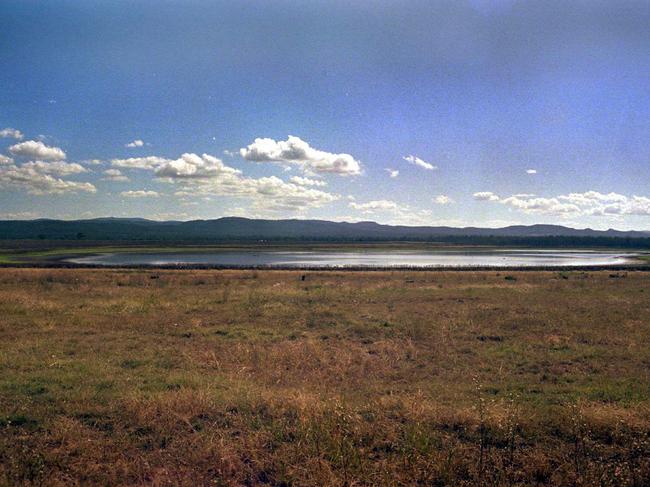 ## HAVE YOU /CHECKED COPYRIGHT /CLEARANCE ?? 26 Apr 2002 Lake Clarendon Dam in the Lockyer Valley down to 1 capacity.  weather qld drought water shortage