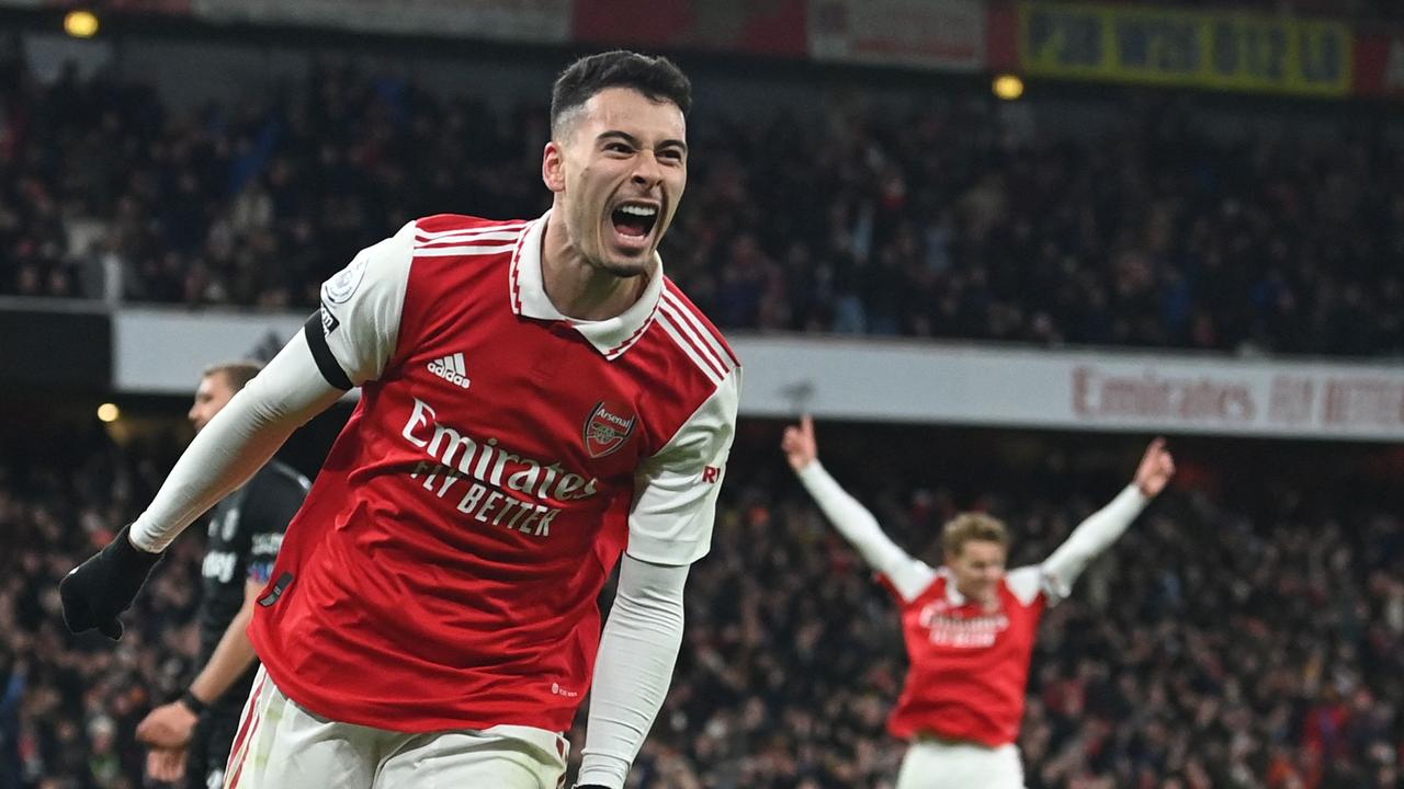 El mediocampista brasileño del Arsenal Gabriel Martinelli celebra después de marcar el segundo gol de su equipo durante el partido de fútbol de la Premier League entre el Arsenal y el West Ham United en el Emirates Stadium de Londres el 26 de diciembre de 2022 (Foto de Glenn Kirk/AFP)