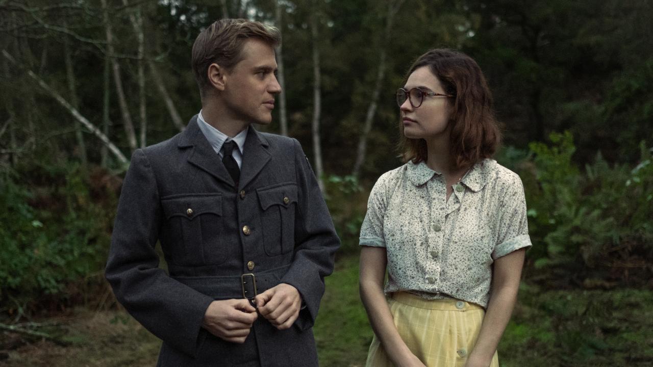 Johnny Flynn and Lily James in The Dig