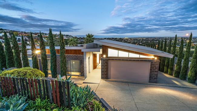 25 Grosvenor Drive, Wandana Heights.