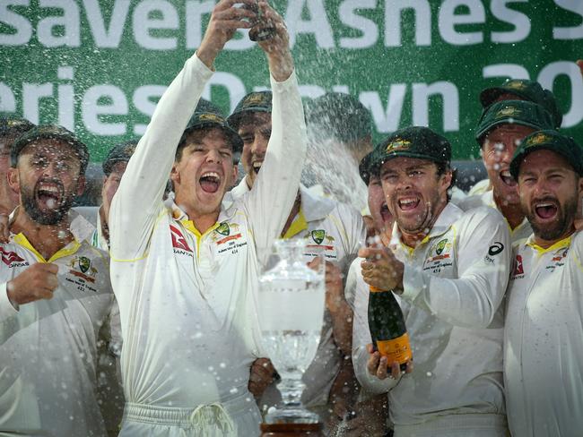 TOPSHOT - Australia's captain Tim Paine (C) lifts the Ashes Urn aloft during the presentation ceremony on the fourth day of the fifth Ashes cricket Test match between England and Australia at The Oval in London on September 15, 2019. - England won the fifth test by 135 runs and drew the series but Australia keeps The Ashes trophy. (Photo by DANIEL LEAL-OLIVAS / AFP) / RESTRICTED TO EDITORIAL USE. NO ASSOCIATION WITH DIRECT COMPETITOR OF SPONSOR, PARTNER, OR SUPPLIER OF THE ECB        (Photo credit should read DANIEL LEAL-OLIVAS/AFP via Getty Images)