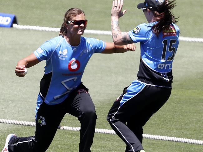 Suzie Bates takes a diving catch to help dismiss Ellyse Perry for 47 runs. She celebrates with Sarah Coyte. Picture: SARAH REED